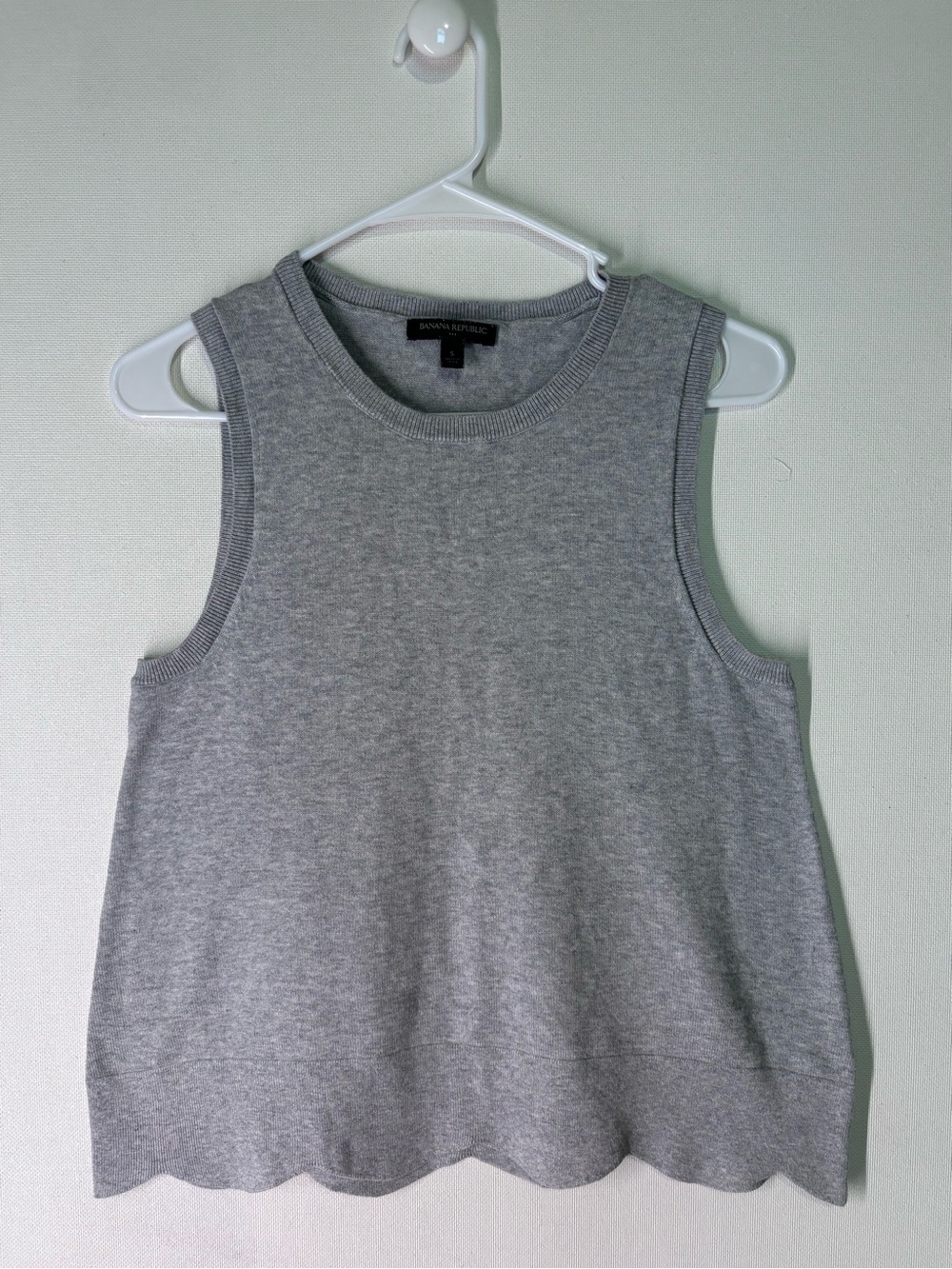 Banana Republic Light Gray Scalloped Hem Knit Tank